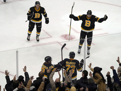 Hokejisti Bostonu Bruins sa tešia z gólu