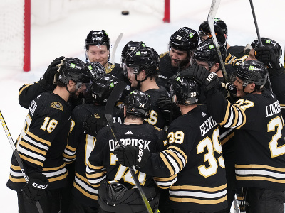 Radujúci sa Bruins po góle v predĺžení