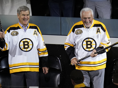 Legendy Bostonu Bobby Orr a Phil Esposito počas osláv 100. roka založenia Bruins