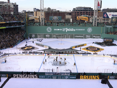 Hráči Bostonu Bruins a Pittsburghu Penguins počas zápasu pod holým nebom NHL Winter Classic v bostonskom Fenway Parku
