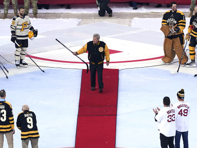 Kanadská hokejová legenda Bobby Orr zdvíha hokejku počas predstavovania pred zápasom pod holým nebom NHL Winter Classic Boston Bruins - Pittsburgh Penguins  v bostonskom Fenway Parku