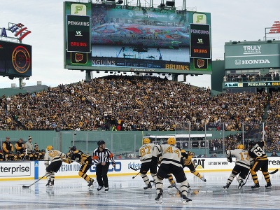 Hráči Bostonu Bruins a Pittsburghu Penguins počas zápasu pod holým nebom NHL Winter Classic v bostonskom Fenway Parku
