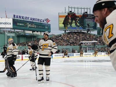 Hokejisti  Pittsburghu Penguins sa rozcvičujú pred novoročným zápasom pod holým nebom NHL Winter Classic Boston Bruins - Pittsburgh Penguins v bostonskom Fenway Parku