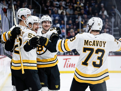Tešiaci sa hráči Bostonu, vľavo Sean Kuraly