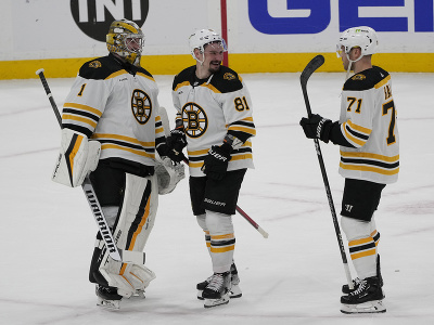 Hráči Bostonu Bruins Jeremy Swayman (1), Dmitrij Orlov (81) a Taylor Hall (71)  sa tešia po víťazstve