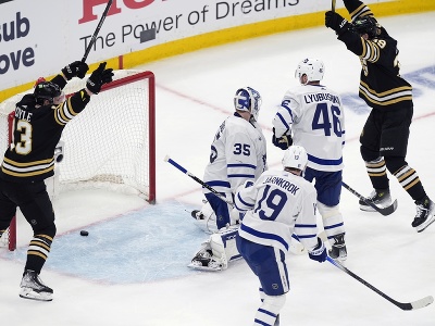 Hokejisti Bostonu sa tešia z gólu do siete Toronta