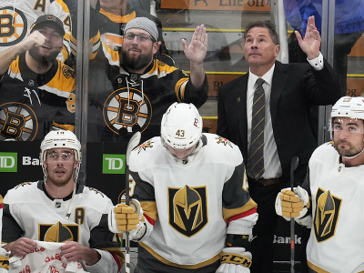 Tréner Vegas Bruce Cassidy zdraví fanúšikov v bostonskej TD Garden