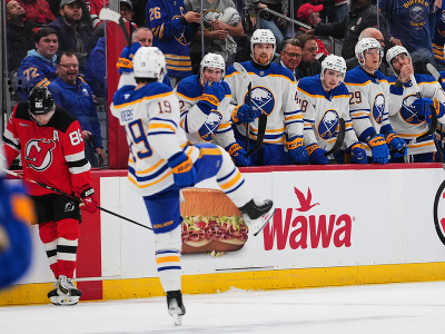Peyton Krebs (19) sa raduje zo streleného gólu Buffala Sabres