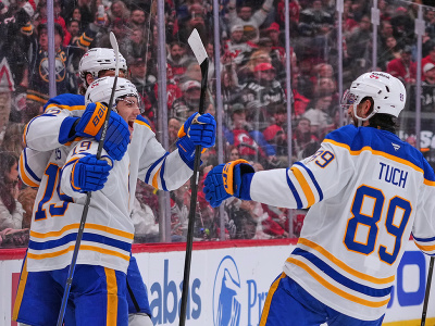 Peyton Krebs (19) sa raduje zo streleného gólu Buffala Sabres