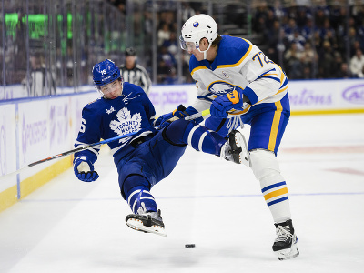 Hráč Buffala Sabres Tage Thompson (72) a krídelník Toronta Maple Leafs Mitchell Marner (16) pri zrážke