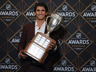 Útočník Seattlu Matty Beniers získal Calderovu trofej pre najlepšieho nováčika NHL