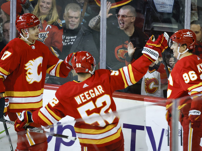 Hokejisti Calgary Flames sa radujú z gólu