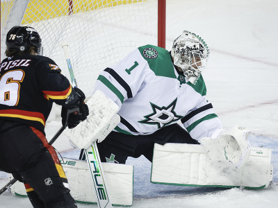 Brankár Dallasu Casey DeSmith čelí streleckým pokusom Calgary