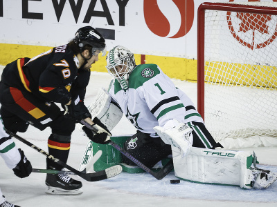 Brankár Dallasu Casey DeSmith čelí streleckým pokusom Calgary