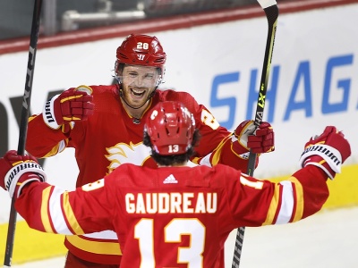 Na snímke hráči Calgary Flames sprava Johnny Gaudreau a Elias Lindholm sa tešia po treťom góle Gaudreaua počas zápasu zámorskej hokejovej NHL Calgary Flames - Tampa Bay Lightning