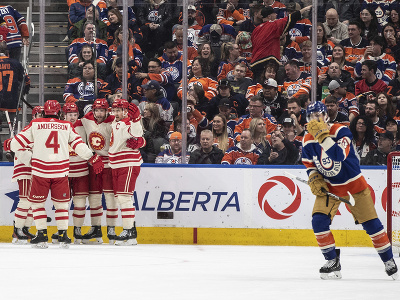 Hráči Calgary Flames oslavujú gól na ľade Edmontonu