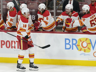 Hokejisti Calgary Flames sa tešia z gólu, v popredí Nikita Zadorov 