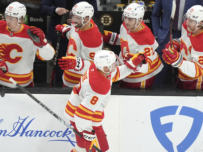 Tyson Barrie oslavuje gól Calgary Flames
