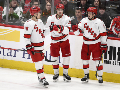 Hokejisti Caroliny Hurricanes a ich gólová radosť