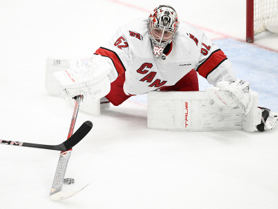 Brankár Caroliny Hurricanes Pyotr Kochetkov 