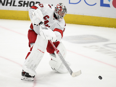 Brankár Caroliny Hurricanes Pyotr Kochetkov 
