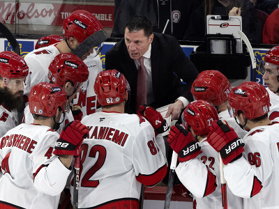 Porada hráčov Caroliny, hore tréner Rod Brind'Amour