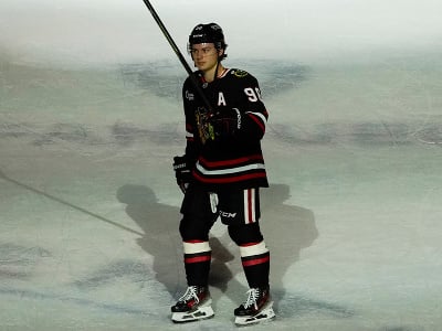  Connor Bedard oslavuje