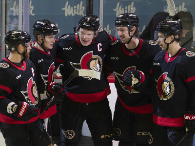 Hokejisti Ottawy Senators oslavujú