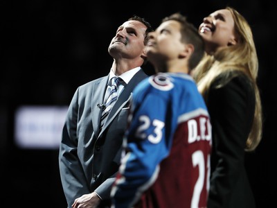 Milan Hejduk s manželkou Zlatou a synom Davidom sledujú vyvesovanie dresu českej legendy
