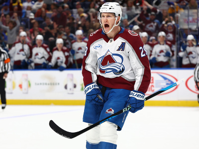 Nathan MacKinnon jasá po strelenom góle
