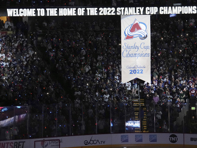 Slávnostným ceremoniálom sa začal prvý zápas hokejistov Colorada v novej sezóne NHL.