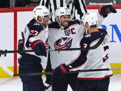 Tešaici sa hráči Columbusu - zľava Sean Monahan, kapitán Boone Jenner a Charlie Coyle