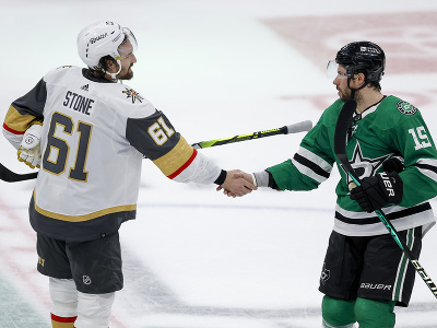 Mark Stone si podáva ruku s Craigom Smithom po skončení 7. zápasu play-off NHL