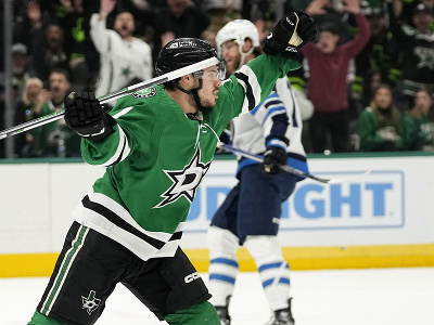 Útočník Logan Stankoven sa raduje zo svojho tretieho gólu v NHL
