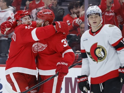 Vladimir Tarasenko a J.T. Compher sa tešia z gólu Detroitu