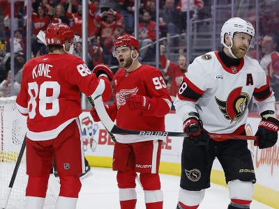 Patrick Kane (88) oslavuje strelený gól Detroitu
