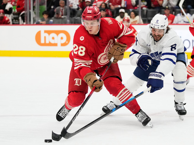 Útočník Detroitu Michael Brandsegg-Nygard, za ním Chris Tanev