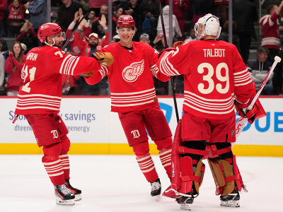 Radujúce sa trio detroitských hráčov - Dylan Larkin, Simon Edvinsson a brankár Cam Talbot