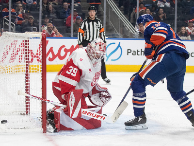 Brankár Detroitu Cam Talbot čelí šanci Zacha Hymana z Edmontonu