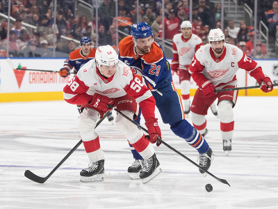 Emmitt Finnie (vpredu) a Leon Draisaitl v súboji