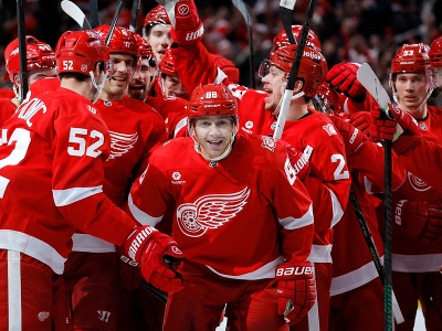 Patrick Kane (88) dosiahol svoj 1375. bod v základnej časti NHL