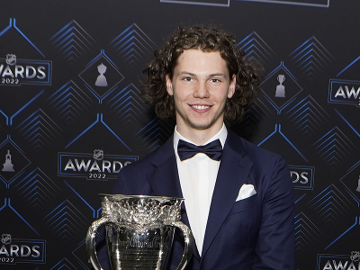 Nemecký mladík Moritz Seider s trofejou pre najlepšieho nováčika sezóny v NHL