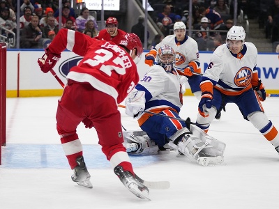 J.T. Compher posiela Detroit do vedenia 3:2, hráči Islanders sa iba bezmocne prizerajú