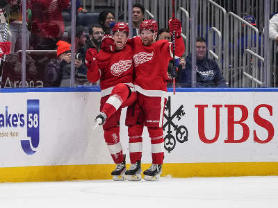 Radosť Lucas Raymonda a J.T. Comphera po víťaznom góle Red Wings v predĺžení