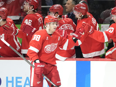 Patrick Kane (88) oslavuje gól so spoluhráčmi z Detroitu