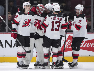 Hokejisti New Jersey Devils oslavujú víťazstvo