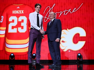 Samuel Honzek smeruje zo 16. miesta do Calgary Flames 