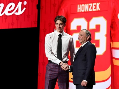 Samuela Honzeka si vybralo zo 16. miesta Calgary Flames