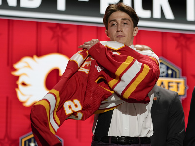 Samuel Honzek bol vybratý zo 16. miesta klubom Calgary Flames