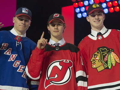 Jednotka draftu NHL americký hokejista Jack Hughes (uprostred), dvojha draftu Fín Kaapo Kakko  (vľavo) a trojka draftu kanadský útočník Kirby Dach